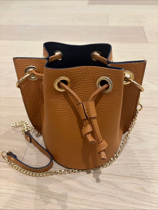 Vera Pelle Handbags - NWOT Vera Pelle Tan Leather Drawstring Bucket Crossbody with Gold Chain